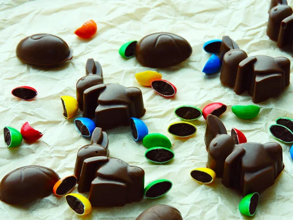 Coelhos Chocolate Ovos Chocolate Doces Coloridos Como Fundo Humor Páscoa — Fotografia de Stock