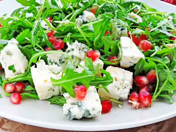 Salada Arugula Com Queijo Gorgonzola Romã Queijo Dor Blue Rúcula — Fotografia de Stock