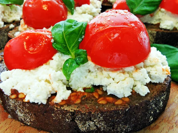 Apetyczna Bruschetta Bazylią Serem Ricotta Pomidorami Wiśniowymi — Zdjęcie stockowe