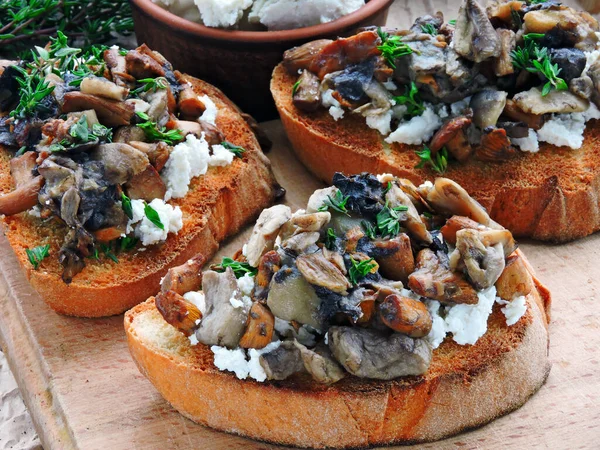 - Yabani mantarlı Ricotta peynirli ve kekikli mantar..