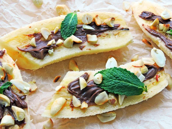 Postre Rebanada Plátano Con Pasta Chocolate Cacahuetes — Foto de Stock