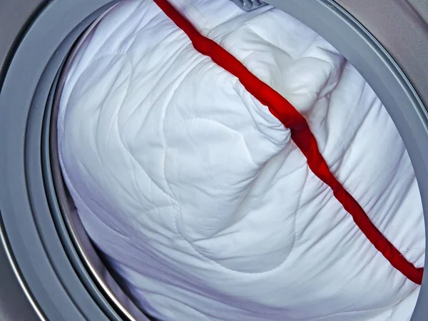 Çamaşır makinesindeki yastık. Çamaşır makinesinin kapısını aç. Yastıkları yıkıyorum..
