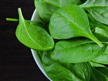 Bebek ıspanağı parlak yeşil. Bebek ıspanak yaprakları.