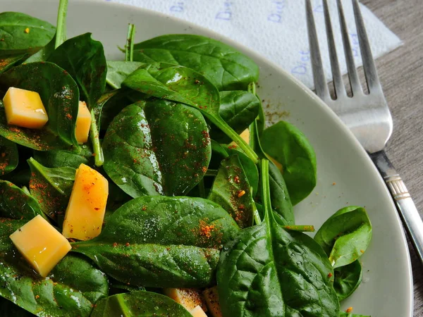 Mittagessen Mit Spinat Fitness Salat Mit Spinat Auf Einem Teller — Stockfoto