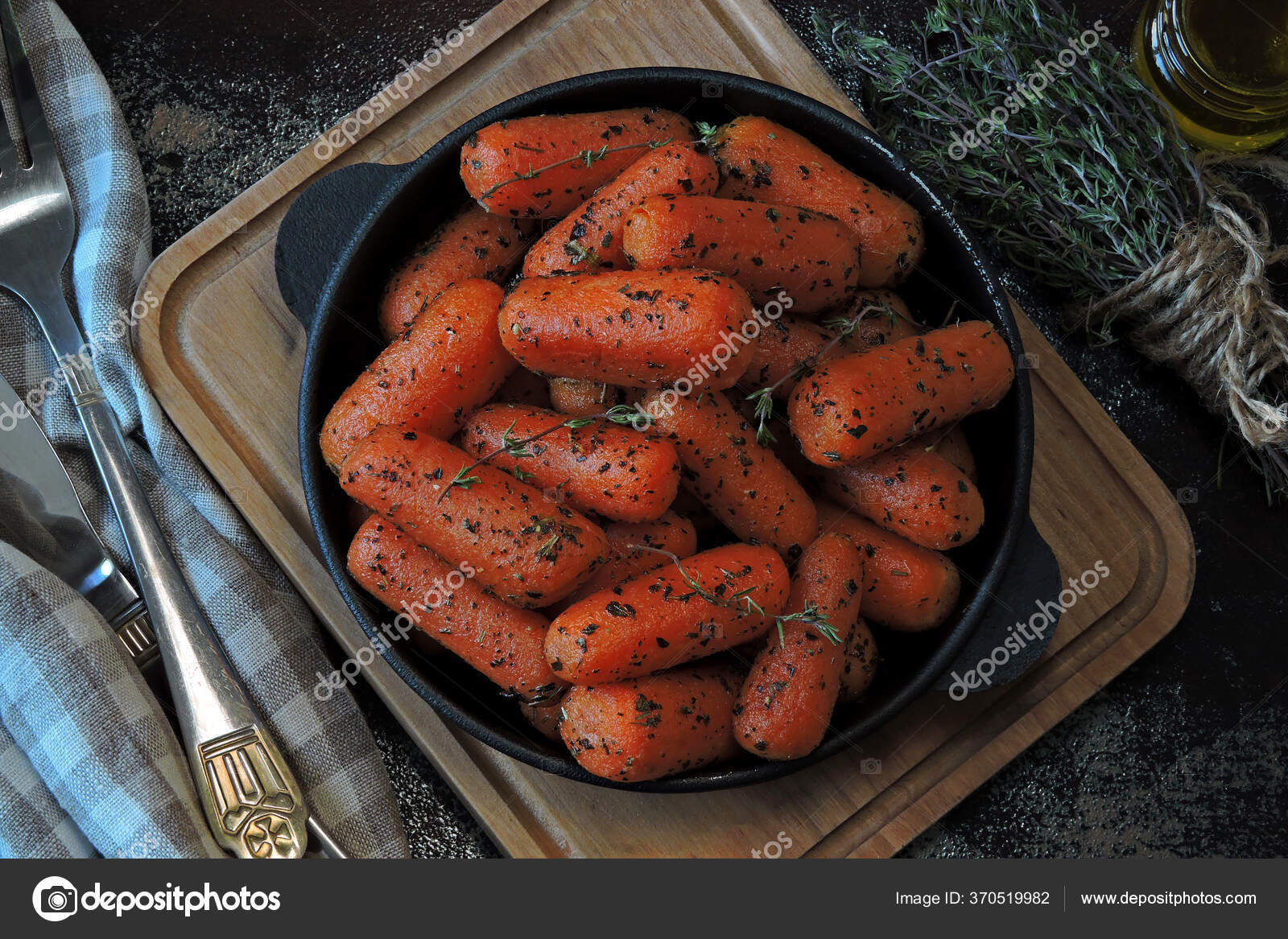 Dökme Demir Tavada Kekik Ile Pişirilmiş Bebek Havuçları Vejetaryen