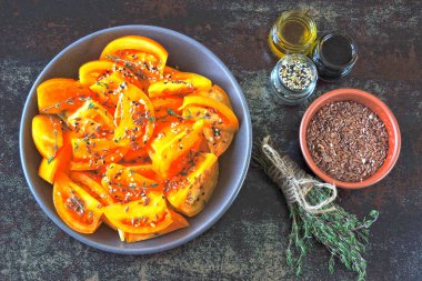 Kekikli sağlıklı sarı domates salatası. Sarı domatesli ve kekikli parlak sonbahar salatası. Domatesli sağlıklı vejetaryen salatası..