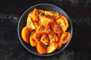 Kekikli sağlıklı sarı domates salatası. Sarı domatesli ve kekikli parlak sonbahar salatası. Domatesli sağlıklı vejetaryen salatası..