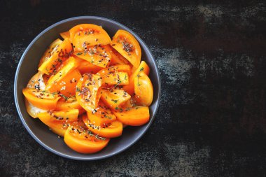 Kekikli sağlıklı sarı domates salatası. Sarı domatesli ve kekikli parlak sonbahar salatası. Domatesli sağlıklı vejetaryen salatası..