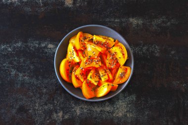 Kekikli sağlıklı sarı domates salatası. Sarı domatesli ve kekikli parlak sonbahar salatası. Domatesli sağlıklı vejetaryen salatası..