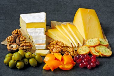 Peynir seti, fındık, zeytin, kızılcık, atıştırmalık. Keto atıştırmalığı. Keto diyeti.