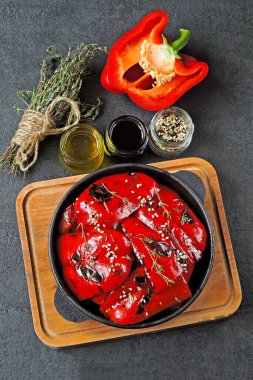 Dökme demir tavada kırmızı biber ızgarası. Dökme demir tavada kekik ile ızgara kırmızı biber. Sağlıklı atıştırmalıklar. Vejetaryen yemeği.