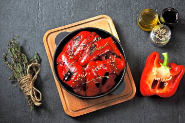 Dökme demir tavada kırmızı biber ızgarası. Dökme demir tavada kekik ile ızgara kırmızı biber. Sağlıklı atıştırmalıklar. Vejetaryen yemeği.