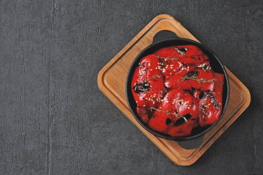 Dökme demir tavada kırmızı biber ızgarası. Dökme demir tavada kekik ile ızgara kırmızı biber. Sağlıklı atıştırmalıklar. Vejetaryen yemeği.