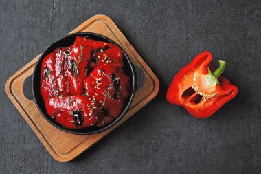 Dökme demir tavada kırmızı biber ızgarası. Dökme demir tavada kekik ile ızgara kırmızı biber. Sağlıklı atıştırmalıklar. Vejetaryen yemeği.