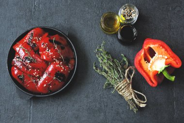 Dökme demir tavada kırmızı biber ızgarası. Dökme demir tavada kekik ile ızgara kırmızı biber. Sağlıklı atıştırmalıklar. Vejetaryen yemeği.