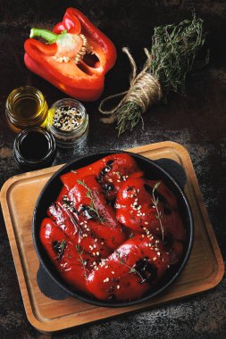 Dökme demir tavada kırmızı biber ızgarası. Dökme demir tavada kekik ile ızgara kırmızı biber. Sağlıklı atıştırmalıklar. Vejetaryen yemeği.