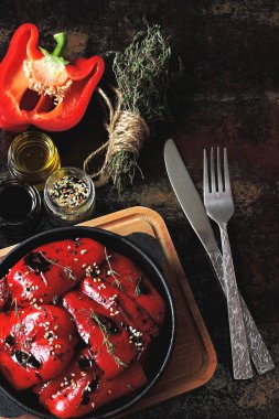Dökme demir tavada kırmızı biber ızgarası. Dökme demir tavada kekik ile ızgara kırmızı biber. Sağlıklı atıştırmalıklar. Vejetaryen yemeği.