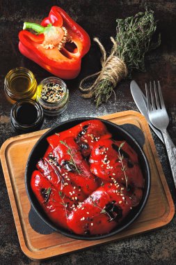 Dökme demir tavada kırmızı biber ızgarası. Dökme demir tavada kekik ile ızgara kırmızı biber. Sağlıklı atıştırmalıklar. Vejetaryen yemeği.