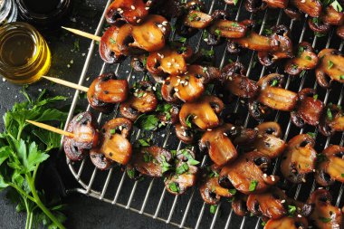 Şebekede yarı şampiyon kebapçılar. İştah açıcı mantar şişleri..