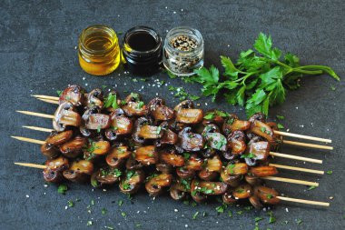 Mantarlı şiş. Balzamik ızgara mantar. Maydanoz ve sarımsaklı vejetaryen mantar şiş..