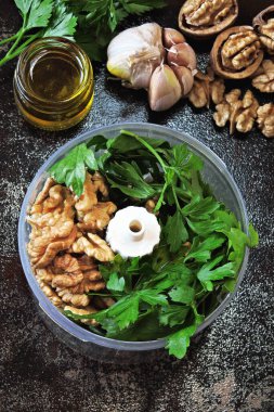 Ceviz ve maydanozlu pesto sosu pişirmek. Ceviz ezmesi. Karıştırıcı bardakta ceviz ezmesi için gerekli malzemeler. Vejetaryen pesto..