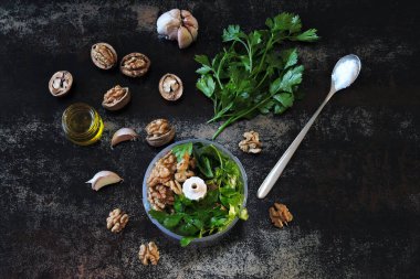 Ceviz ve maydanozlu pesto sosu pişirmek. Ceviz ezmesi. Karıştırıcı bardakta ceviz ezmesi için gerekli malzemeler. Vejetaryen pesto..