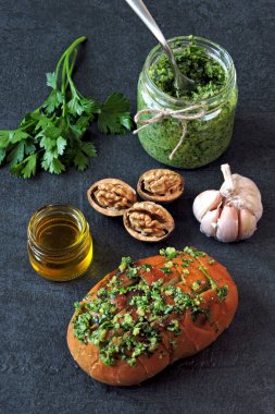 Maydanozlu ve cevizli pesto sosu. Pesto soslu taze çörek..