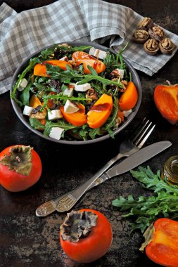 Hurmalı salata, roka, beyaz peynir ve fındık. Keto diyeti. Keto öğle yemeği fikri. Pegan diyeti.