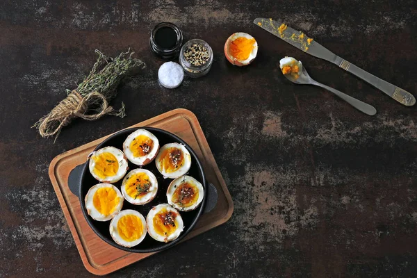 Мягкие Яйца Наполовину Чугунной Сковороде Вареные Яйца Травами Кунжутом Кето — стоковое фото
