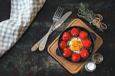Çilekli domatesli yumurta ve dökme demir tavada kekik. Sağlıklı kahvaltı. Keto kahvaltısı.