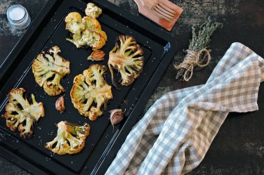 Fırında pişmiş karnabahar. Vejetaryen yemeği.