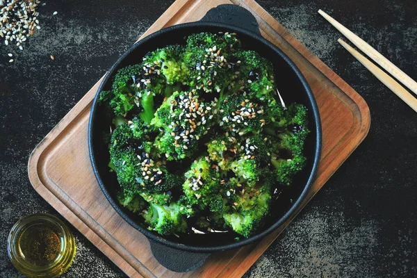 Brokoli Dipanggang Dalam Wajan Besi Cor Makanan Bergaya Cina Yang — Stok Foto