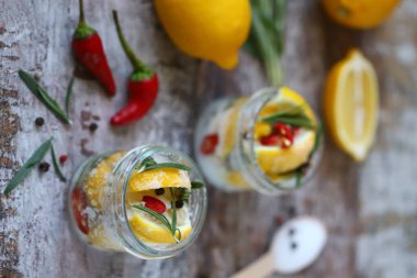 Tuz ve baharatlı fermente edilmiş limon. Tuzlu limon turşusu. Probiyotikler ve mayalanmış yiyecekler. Kavanozda tuzlanmış limon. Limon mayalıyorum. Seçici odaklanma. Makro.