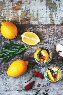 Tuz ve baharatlı fermente edilmiş limon. Tuzlu limon turşusu. Probiyotikler ve mayalanmış yiyecekler. Kavanozda tuzlanmış limon. Limon mayalıyorum. Seçici odaklanma. Makro.