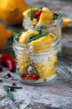 Tuz ve baharatlı fermente edilmiş limon. Tuzlu limon turşusu. Probiyotikler ve mayalanmış yiyecekler. Kavanozda tuzlanmış limon. Limon mayalıyorum. Seçici odaklanma. Makro.