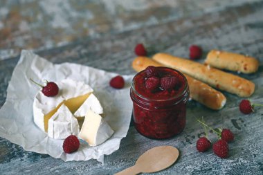 Ahududu soslu Camembert peyniri. Keto atıştırmalığı. Seçici odaklanma. Makro.