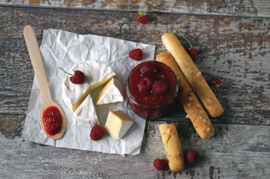 Ahududu soslu Camembert peyniri. Keto atıştırmalığı. Seçici odaklanma. Makro.