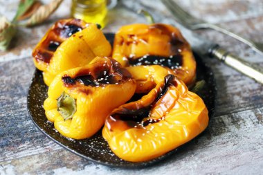 Fırınlanmış sarı biber. Izgara kırmızı biber. Vejetaryen yemeği. Vejetaryen diyeti. Izgara sebze. Makro.