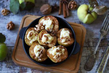 Süzme peynir ve tarçınlı ayva. Ayva ile sonbahar sağlıklı tatlısı. Keto diyeti. Seçici odaklanma. Makro.