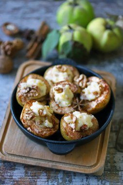 Süzme peynir ve tarçınlı ayva. Ayva ile sonbahar sağlıklı tatlısı. Keto diyeti. Seçici odaklanma. Makro.
