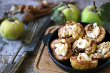 Süzme peynir ve tarçınlı ayva. Ayva ile sonbahar sağlıklı tatlısı. Keto diyeti. Seçici odaklanma. Makro.