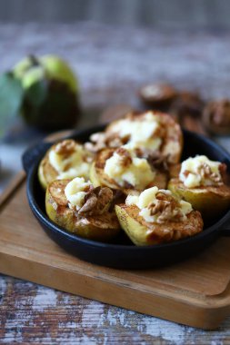 Süzme peynir ve tarçınlı ayva. Ayva ile sonbahar sağlıklı tatlısı. Keto diyeti. Seçici odaklanma. Makro.