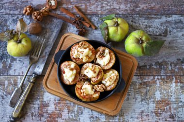 Süzme peynir ve tarçınlı ayva. Ayva ile sonbahar sağlıklı tatlısı. Keto diyeti. Seçici odaklanma. Makro.