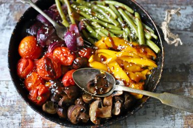 Seçici odaklanma. Tavada pişmiş sebze. Sağlıklı, parlak yiyecekler. Evde yemek pişirmek. Vejetaryen diyeti.