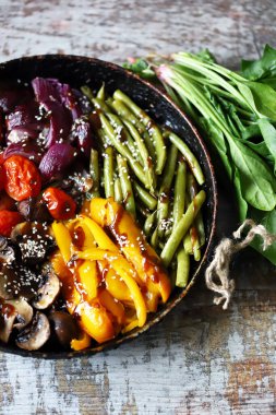 Seçici odaklanma. Tavada pişmiş sebze. Sağlıklı, parlak yiyecekler. Evde yemek pişirmek. Vejetaryen diyeti.