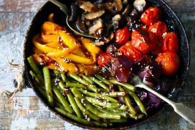 Seçici odaklanma. Tavada pişmiş sebze. Sağlıklı, parlak yiyecekler. Evde yemek pişirmek. Vejetaryen diyeti.