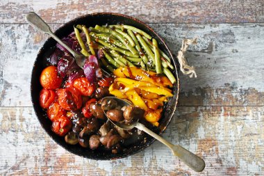 Seçici odaklanma. Tavada pişmiş sebze. Sağlıklı, parlak yiyecekler. Evde yemek pişirmek. Vejetaryen diyeti.
