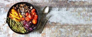 Seçici odaklanma. Tavada pişmiş sebze. Sağlıklı, parlak yiyecekler. Evde yemek pişirmek. Vejetaryen diyeti.