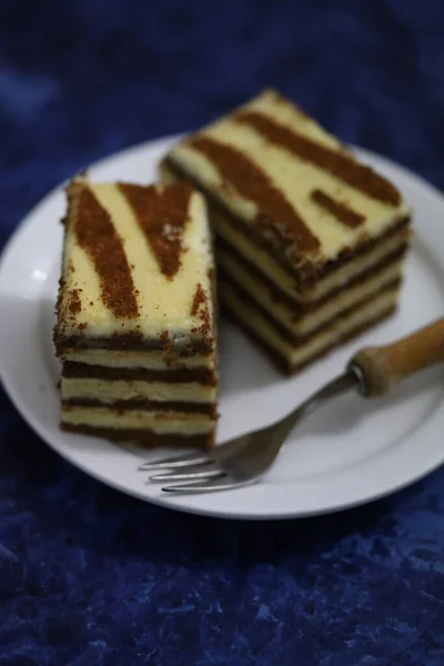 Dua Potong Kue Bergaris Piring Kue Hitam Putih Makanan Penutup — Stok Foto