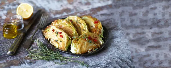 Rebanadas Col Horno Comida Otoño Dieta Vegana Enfoque Selectivo Macro —  Fotos de Stock